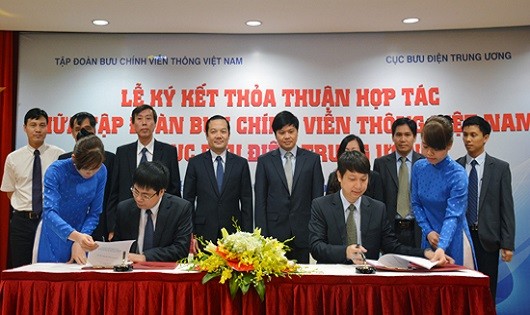 đại diện VNPT và Cục Bưu điện Trung ương ký thỏa thuận hợp tác