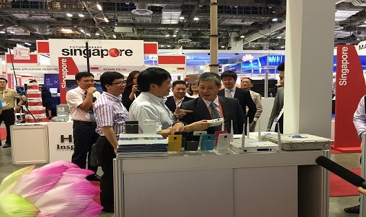 Thứ trưởng Bộ Thông tin và Truyền thông Nguyễn Thành Hưng thăm quan gian hàng của Tập đoàn VNPT