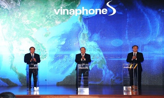 Thủ tướng Nguyễn Xuân Phúc (đứng giữa) tham gia bấm nút khai trương dịch vụ di động vệ tinh Vinaphone-S