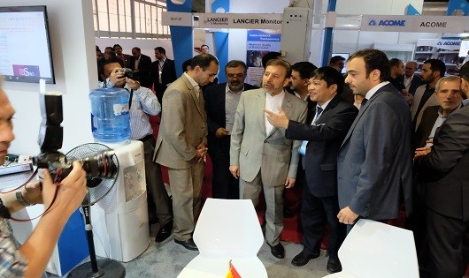 Bộ trưởng bộ Bưu chính Viễn thông Iran tham quan gian hàng của VNPT