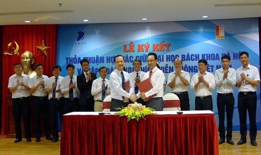 Ông Hoàng Minh Sơn, Hiệu trưởng Trường ĐHBKHN và ông Phạm Đức Long, Tổng Giám đốc VNPT ký kết thỏa thuận hợp tác giai đoạn 2016-2020 giữa hai đơn vị