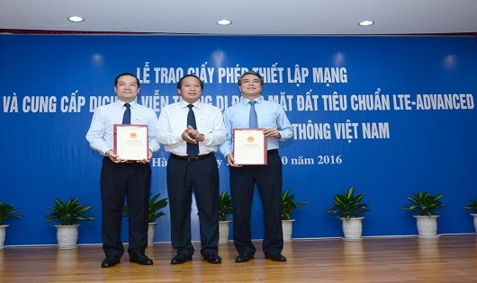 Bộ trưởng Bộ Thông tin và Truyền thông Trương Minh Tuấn trao Giấy phép cung cấp dịch vụ viễn thông 4G cho lãnh đạo VNPT