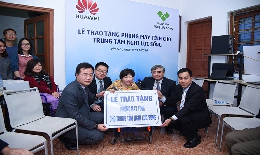 Thứ trưởng Bộ Thông tin và Truyền thông Nguyễn Minh Hồng và đại diện Cty Huawei Việt Nam tặng phòng máy cho Trung tâm Nghị lực sống.