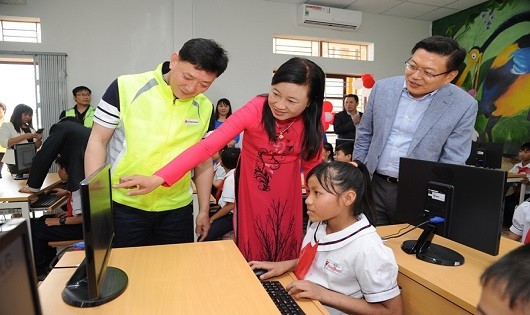 Ông Lee Sang Kel, Tổng thư ký Liên đoàn Lao động LG Electronics Việt Nam, thăm phòng máy tính mà LG tặng các trường tiểu học