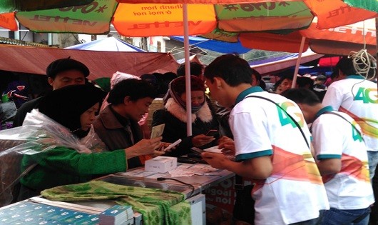 Dù trời mưa to, nhưng bà con người Mông vẫn háo hức đến đổi SIM 4G ở chợ phiên Sà Phìn (Đồng Văn, Hà Giang)
