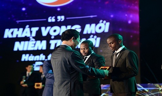 Đại diện Chi nhánh Tete (thuộc Công ty Movitel, Mozambiques) nhận tôn vinh tập thể.