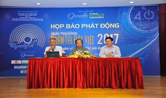 Đại diện Ban tổ chức và Ban Giám khảo trao đổi với các cơ quan báo chí trong họp báo phát động Giải thưởng Nhân tài Đất Việt 2017