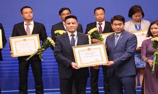 Ông Thomas Zhou - Tổng giám đốc Công ty Công nghệ Huawei Việt Nam - đón nhận Bằng khen từ Chủ tịch UBND Thành phố Hà Nội Nguyễn Đức Chung trao tặng Huawei về thành tích trong phong trào thi thua nộp ngân sách nhà nước năm 2016