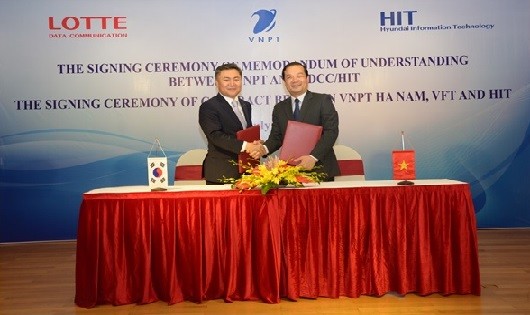 Tổng Giám đốc Tập đoàn VNPT Phạm Đức Long (bên phải) và Ông Yong Deuk Ma - Phó Chủ tịch kiêm TGĐ Tổng công ty truyền số liệu Lotte, TGĐ Công ty Hyundai IT ký kết biên bản ghi nhớ hợp tác giữa hai bên trong lĩnh vực CNTT.