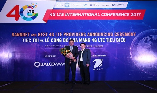 Đại diện của MobiFone lên nhận giải thưởng "Nhà mạng có chất lượng dịch vụ 4G tiêu biểu"