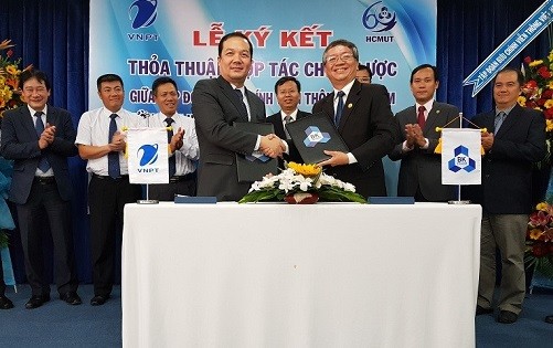 Tổng Giám đốc Tập đoàn Phạm Đức Long (bên trái) và GS.TS. Vũ Đình Thành  Hiệu trưởng Trường Đại học Bách khoa Tp HCM ký kết thỏa thuận hợp tác toàn diện giữa hai bên
