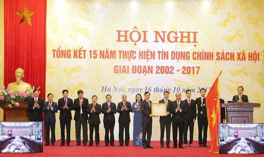 Nhân dịp này, Chủ tịch nước tặng Huân chương Lao động Hạng Nhất cho NHCSXH, Thủ tướng tặng Bằng khen cho 20 tập thể, 9 cá nhân.