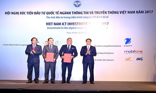 Ông Phạm Đức Long (thứ hai từ trái sang), Tổng giám đốc VNPT và Ông Eric Yeo Chee Wai, Tổng giám đốc IBM Việt Nam trao biên bản ghi nhớ hợp tác giữa hai đơn vị