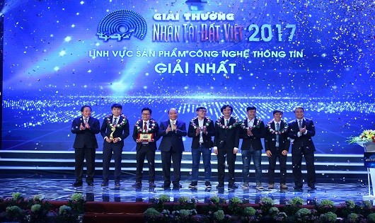 Thủ tướng Chính phủ Nguyễn Xuân Phúc trao giải Nhất lĩnh vực CNTT Giải thưởng Nhân tài Đất Việt.