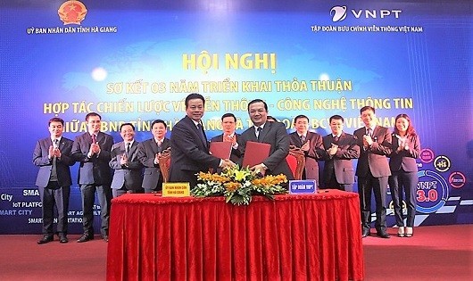Chủ tịch UBND tỉnh Hà Giang Nguyễn Văn Sơn và Tổng Giám đốc VNPT Phạm Đức Long ký biên bản ghi nhớ về hợp tác triển khai Đô thị thông minh