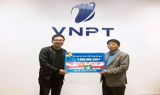 Phó Tổng Giám đốc VNPT Lương Mạnh Hoàng công bố số tiền tặng thưởng 1 tỷ đồng dành cho đội tuyển U23 Việt Nam trước sự chứng kiến của đại diện báo Dân trí. 
