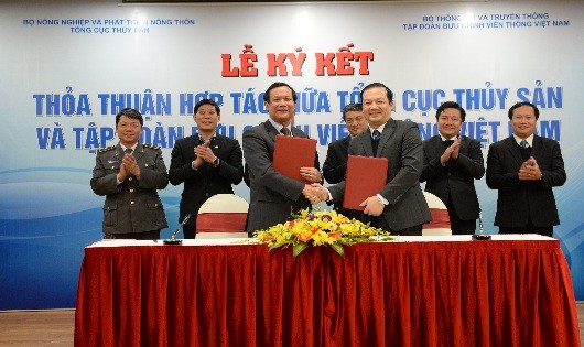Ông Nguyễn Ngọc Oai - Quyền Tổng cục trưởng Tổng cục Thủy sản và ông Phạm Đức Long - Tổng giám đốc  Tập đoàn VNPT ký kết Thỏa thuận hợp tác giữa hai Bên.