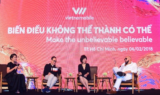 Bà Amy Lung - thành viên Hội đồng quản trị Vietnamobile - cùng đội ngũ sáng tạo lên sân khấu chia sẻ về ý tưởng và quá trình thực hiện TVC