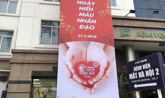 Hiến máu nhân đạo là hoạt động được y bác sĩ Bệnh viện Mắt Hà Nội 2 thực hiện để chào mừng Ngày Thầy thuốc Việt Nam