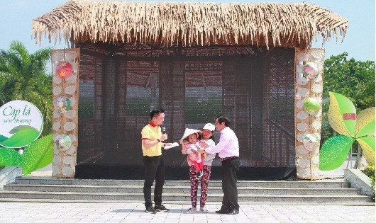 Ông Võ Minh Hiệp – Phó Tổng giám đốc NHCSXH Việt Nam – tặng sổ tiết kiệm cho bé xương thủy tinh Võ Thị Yến Nhi