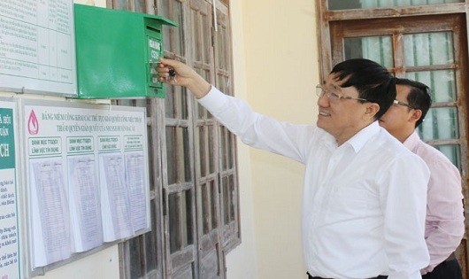 Tổng Giám đốc NHCSXH Việt Nam Dương Quyết Thắng kiểm tra các thông tin tín dụng được NHCSXH tỉnh Ninh Thuận công bố tại trụ sở UBND xã Phước Đại, huyện Bác Ái

