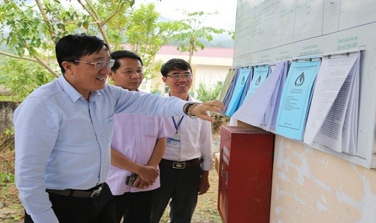 Tổng Giám đốc Dương Quyết Thắng kiểm tra thông tin hoạt động tín dụng chính sách tại Điểm giao dịch xã Bum Nưa
