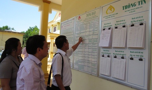 Đoàn khảo sát kiểm tra việc công khai thông tin vay vốn chính sách tại Điểm giao dịch NHCSXH tại xã Trà Đốc (huyện Bắc Trà My, Quảng Nam)