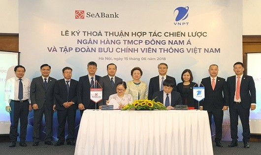 Đại diện Tập đoàn VNPT và Ngân hàng SeABank đặt bút ký bản thỏa thuận hợp tác dưới sự chứng kiến của Lãnh đạo hai tổ chức