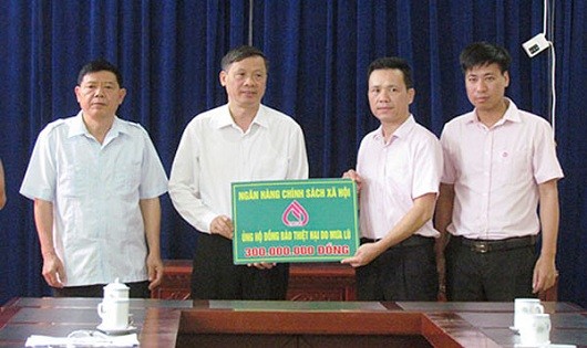 Phó Tổng Giám đốc NHCSXH Hoàng Minh Tế trao số tiền 300 triệu đồng cho tỉnh Lai Châu để khắc phục hậu quả do lũ gây ra.