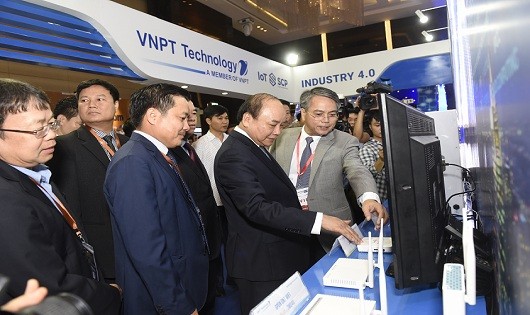 Thủ tướng Chính phủ Nguyễn Xuân Phúc thăm gian trưng bày của VNPT tại Industry Summit 2018.