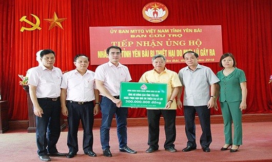 Thay mặt cho toàn thể cán bộ, viên chức và người lao động trong hệ thống NHCSXH, Phó Tổng Giám đốc Nguyễn Đức Hải đã trao tiền cho tỉnh Yên Bái để khắc phục hậu quả do lũ gây ra 