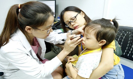 Bác sĩ Bệnh viện Mắt Hà Nội 2 khám cho các bệnh nhi Tuyên Quang.