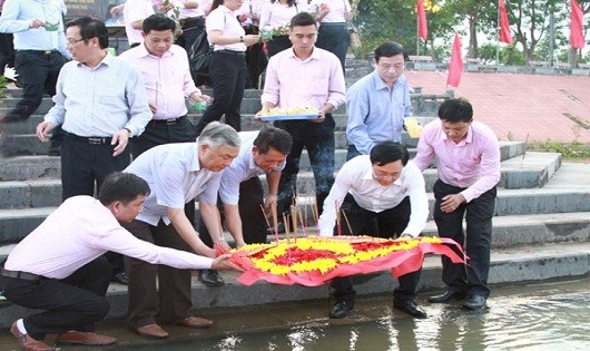 Cán bộ viên chức NHCSXH thả vòng hoa tri ân các Anh hùng liệt sĩ trên dòng sông Thạch Hãn