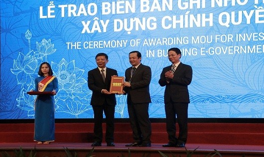 Lãnh đạo VNPT nhận biên bản ghi nhớ hợp tác đầu tư xây dựng Chính quyền điện tử tại tỉnh Quảng Bình.