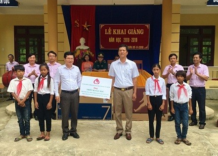 Công đoàn NHCSXH Quảng Bình tặng quà cho các em học sinh Trường phổ thông Dân tộc bán trú THCS Trường Sơn