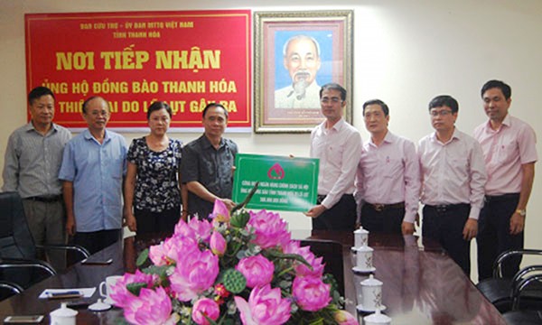 Lãnh đạo NHCSXH trao 500 triệu đồng cho đại diện MTTQ tỉnh Thanh Hóa nhằm ủng hộ người dân khắc phục hậu quả mưa lũ
