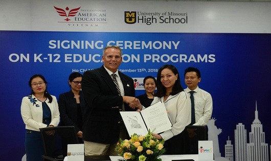 Giáo sư Zachary March và bà Nguyễn Thị Tuyết Lan ký thỏa thuận hợp tác
