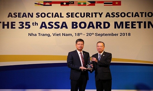 Phó Tổng Giám đốc BHXH Việt Nam Trần Đình Liệu nhận từ Chủ tịch ASSA giải thưởng  về hạng mục “Công nghệ thông tin”.