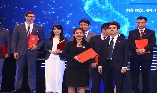 Đại diện VNG và đại diện Temasek trao ký kết MOU hợp tác