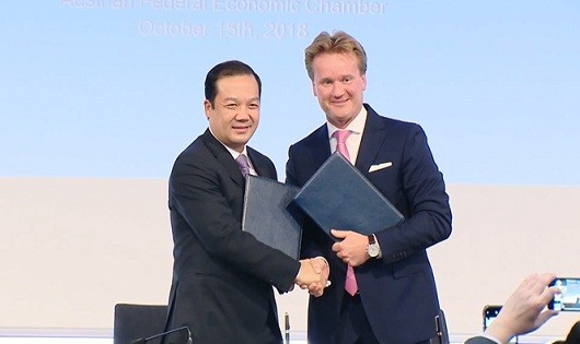 Tổng Giám đốc Tập đoàn Phạm Đức Long (bên trái) và Chủ tịch công ty Rosendahl Nextrom GmbH Georg KNILLký kết thỏa thuận hợp tác