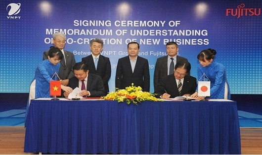 Ông Huỳnh Quang Liêm và ông Arimichi Kunisawa ký kết Biên bản ghi nhớ hợp tác giữa VNPT và Fujitsu.