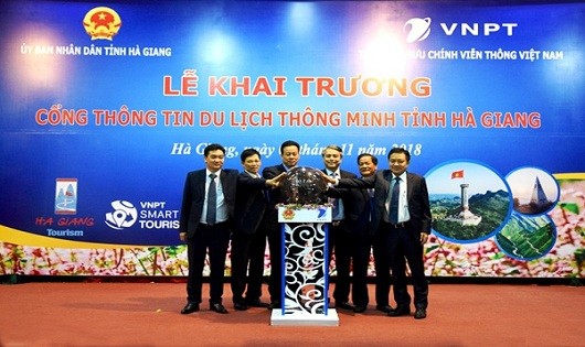 Đại diện lãnh đạo UBND tỉnh Hà Giang và Tập đoàn VNPT nhấn nút khai trương Cổng thông tin du lịch thông minh tỉnh Hà Giang