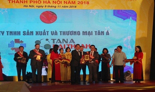 Đại diện Tập đoàn Tân Á Đại Thành nhận chứng nhận Top 1 Hàng Việt Nam được người tiêu dùng yêu thích cho thương hiệu bình nước nóng Rossi