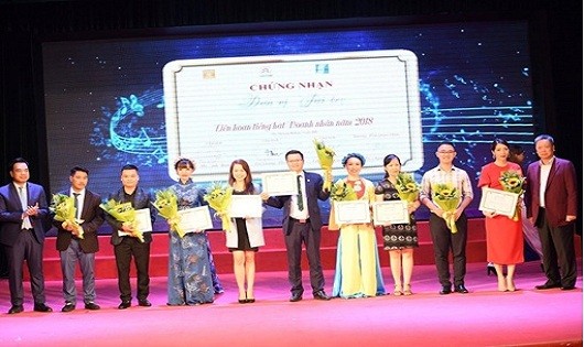 Ông Đinh Văn Thịnh (chính giữa) – đại diện Tập đoàn Tân Á Đại Thành nhận chứng nhận từ chương trình