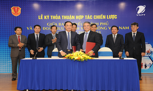 Thiếu tướng Đặng Vũ Sơn - Trưởng Ban Cơ yếu Chính phủ và ông Trần Mạnh Hùng - Chủ tịch HĐTV Tập đoàn VNPT - ký kết thỏa thuận hợp tác chiến lược giai đoạn 2018 - 2023