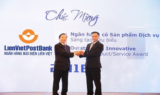 Ông Dương Công Toàn (phải) – thành viên HĐQT LienVietPostBank -  nhận cúp của Ban tổ chức Giải thưởng Ngân hàng Việt Nam tiêu biểu 2018