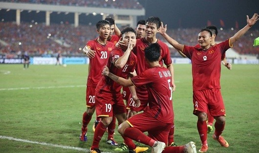 Tuyển bóng đá Việt Nam thắng đội Philippines tổng tỉ số 4-2 để vào chung kết AFF Cup 2018.