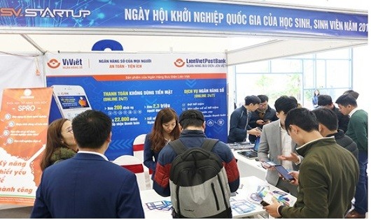 Gian hàng Ví Việt – Ngân hàng số của LienVietPostBank thu hút đông đảo HSSV và các bạn trẻ hưởng ứng tham gia.