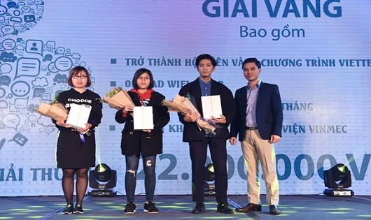 Ông Nguyễn Trọng Tính, Giám đốc Viettel Hà Nội, trao giải cho các Khách hàng đạt giải Vàng