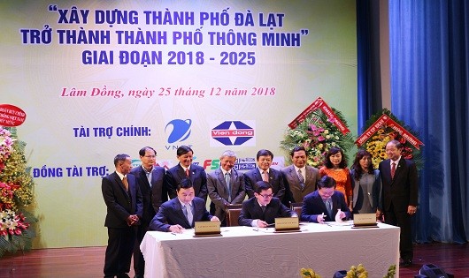 UBND thành phố Đà Lạt và Tập đoàn VNPT ký kết biên bản ghi nhớ hợp tác trong việc xây dựng Đà Lạt trở thành smart city (TTXVN).